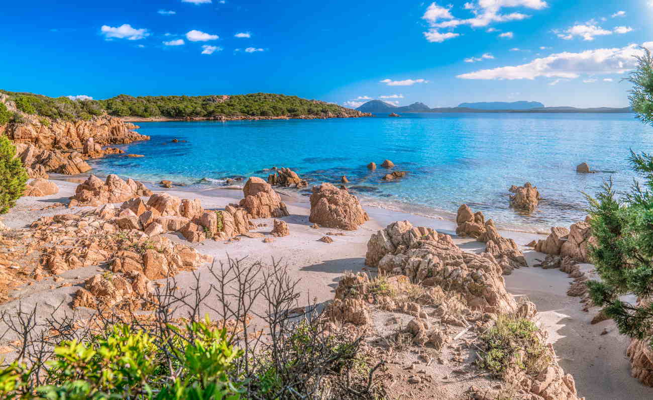 Cala Petra Ruja, la spiaggia a forma di arco