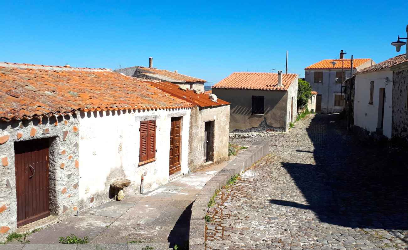 Borghi fantasma, viaggio nel tempo tra i vicoli di Rebeccu