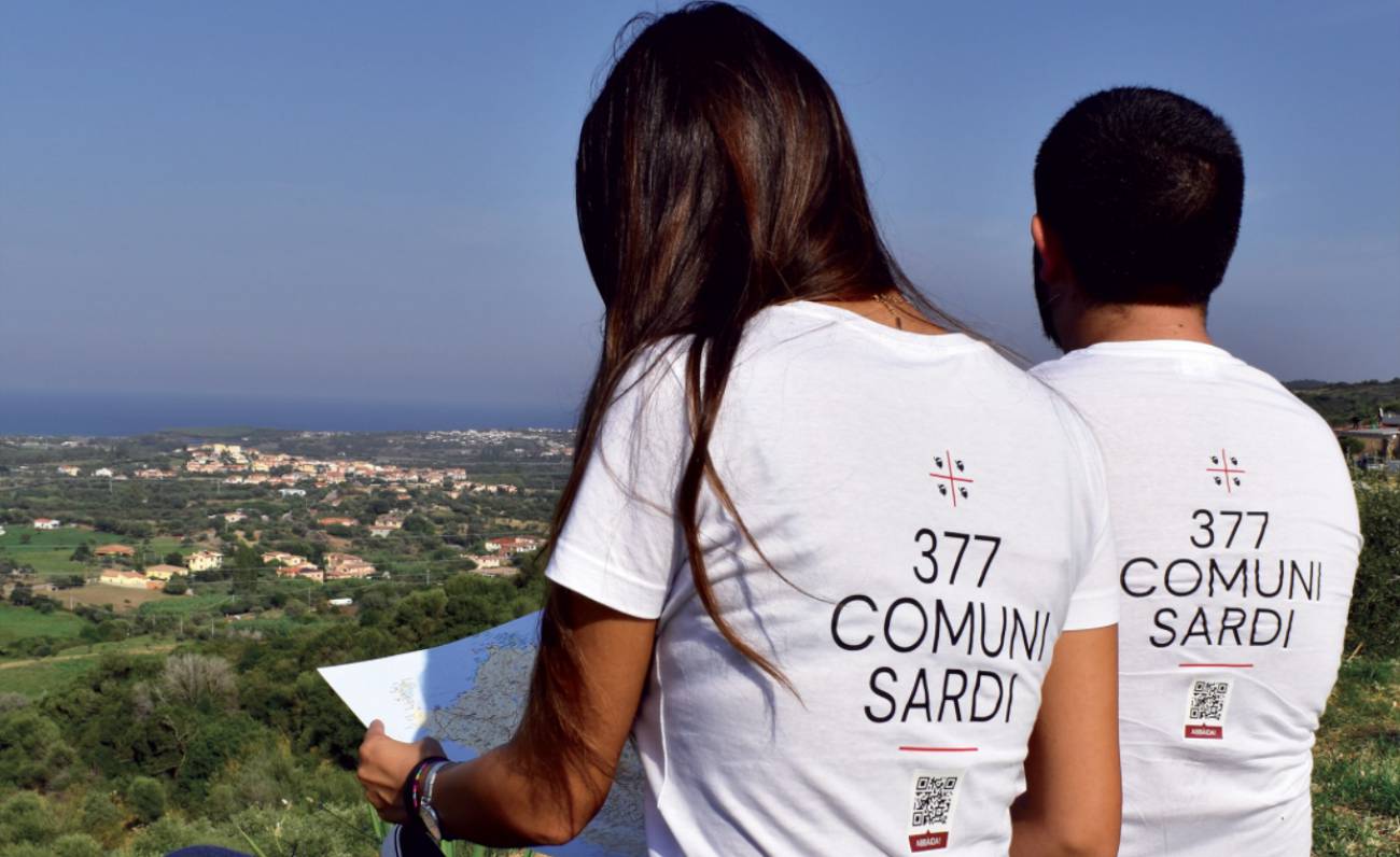 In viaggio per raccontare sui social i 377 comuni della Sardegna