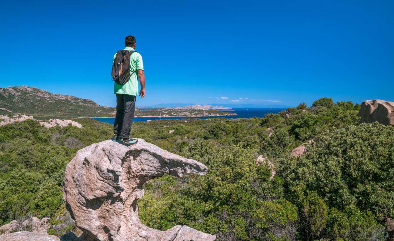 Costa Smeralda, i capolavori della natura si scoprono a piedi
