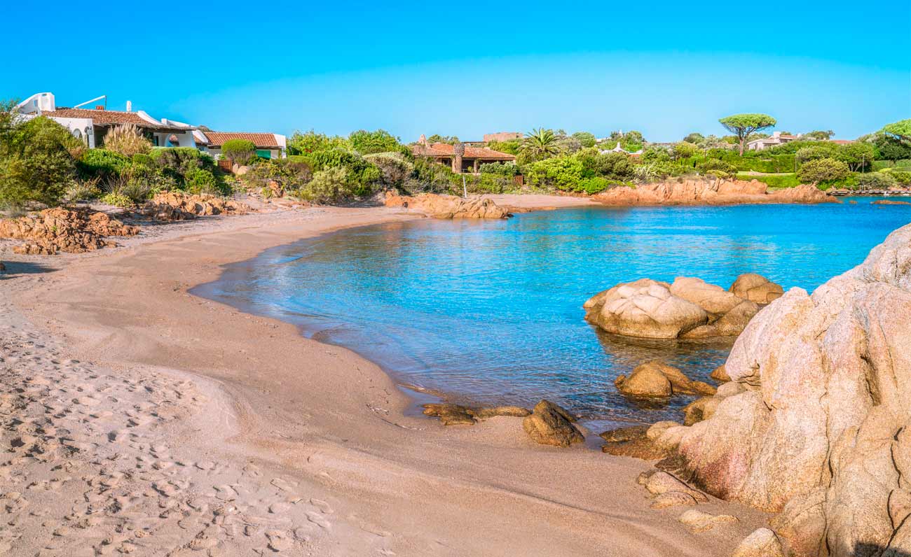 Romazzino, la spiaggia tinta di azzurro