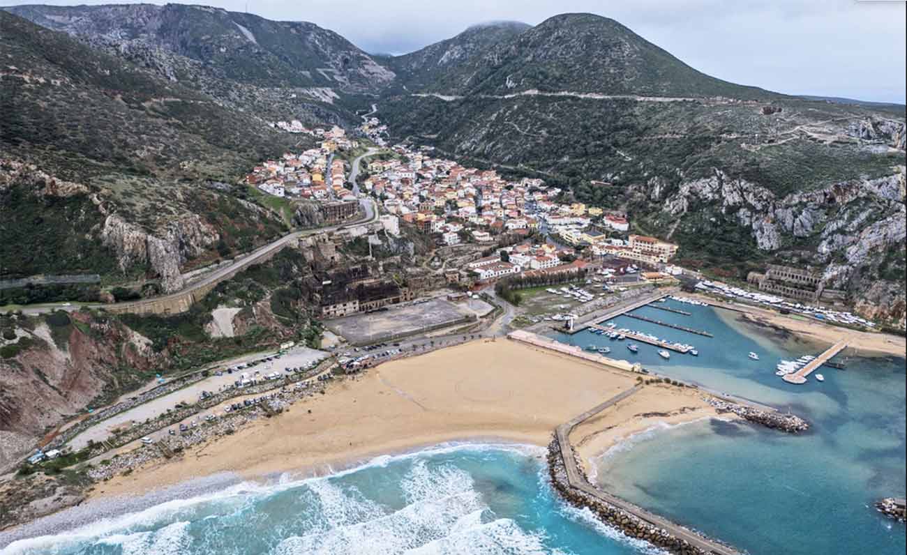 Tra le onde sarde i campionati italiani juniores di surf da onda