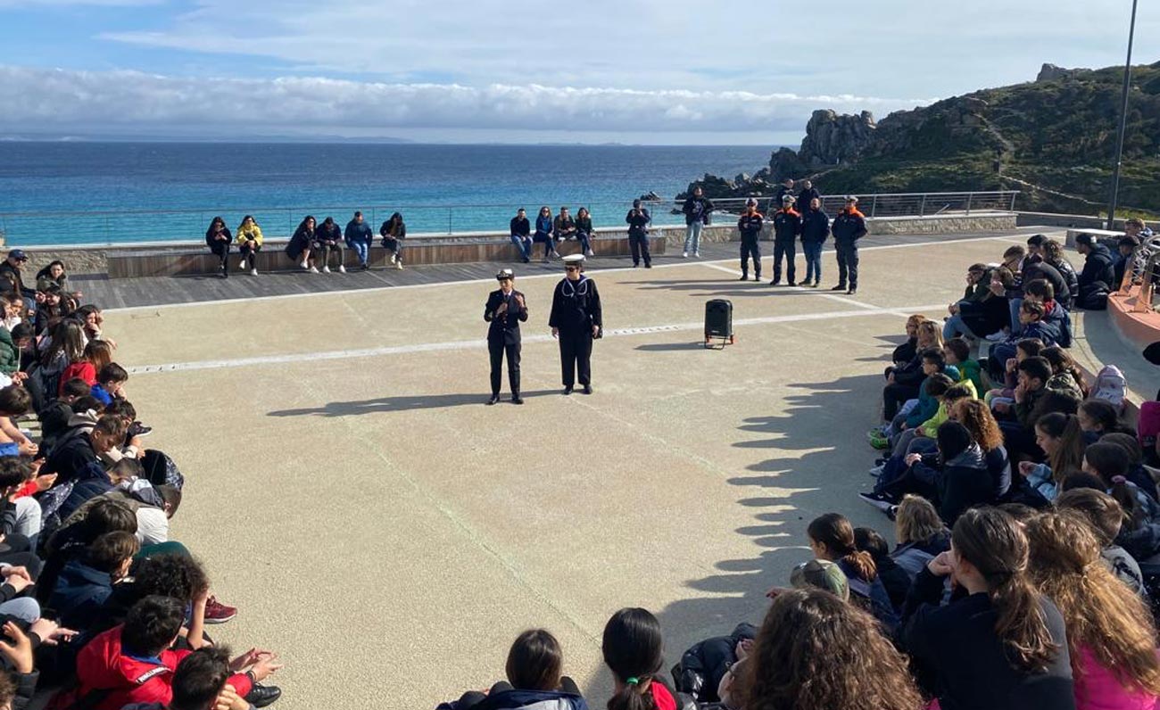 Giornata del mare: la Guardia costiera incontra centinaia studenti galluresi