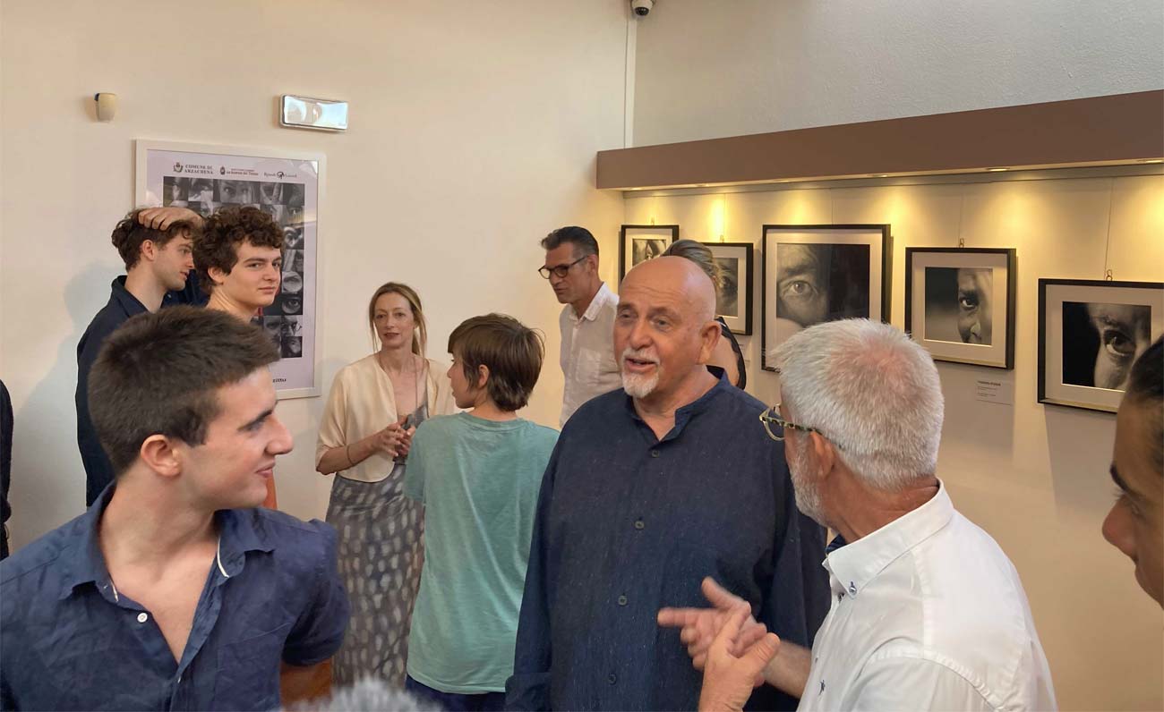 Peter Gabriel a sorpresa inaugura la mostra della figlia Anna ad Arzachena